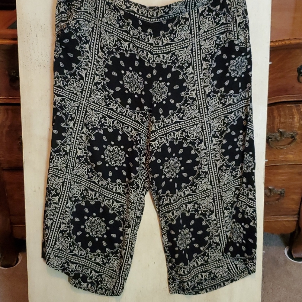 Solitaire brand loose leg capris